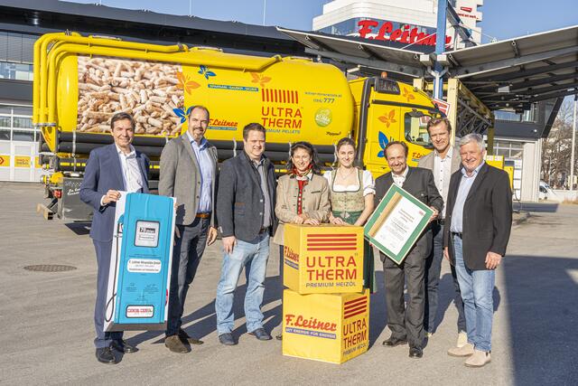 Seit 70 Jahren gibt es die Firma F. Leitner, die sich auf die Versorgung mit Energie und Treibstoff, darunter Mineralöl, Holzpellets und PV-Anlagen, spezialisiert hat. Zur Feier gab es eine Urkunde der WK Steiermark. V.l.: Oliver Käfer (Geschäftsführer Tankstellen WKO), Jürgen Roth (Fachverbandsobamnn Energiehandel), Markus Leitner, Ursula Leitner-Samborski, Eva Leitner, Harald Leitner, Viktor Larissegger (Regionalstelle Graz Stadt) und Harald Pfleger (Obmann Tankstellen WK Stmk) | Foto: Thomas Fischer
