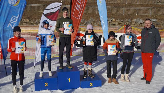 Die besten sechs bei der Siegerehrung: 1. Michael Schnell, 2. Kevin Koch, 3. Luis Strobl, 4. Marlene Pichler, 5. Alexander Dankl und 6. Antonia Oberkofler mit Schuldirektor Stefan Steinacher | Foto: Johannes Brandner