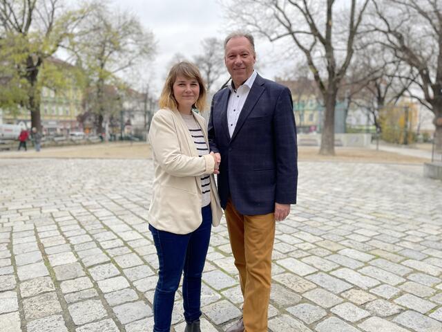 Franz Prokop übergibt nach 20 Jahren den Bezirksvorsteher-Posten an Stefanie Lamp. | Foto: Michael J. Payer