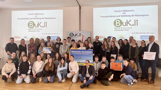 Vier Schulklassen waren beim Gewinnspiel im Rahmen der Berufs- und Karrieremesse erfolgreich – die Preise wurden am Montagvormittag überreicht.  | Foto: Nathalie Polz