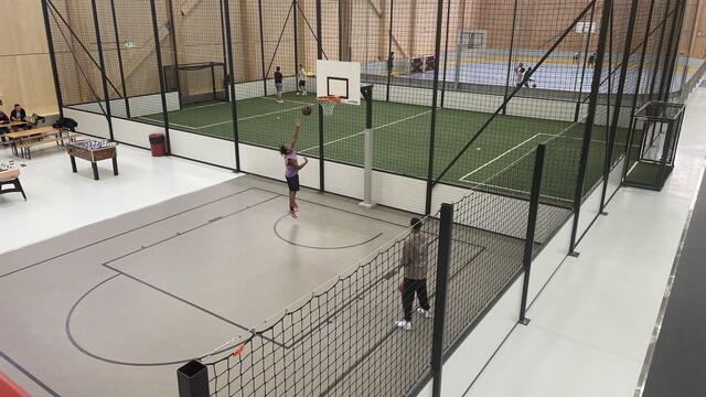 In der Sport &amp; Fun Halle kann man neben Padbal etwa auch Basketball spielen. | Foto: Kathrin Klemm