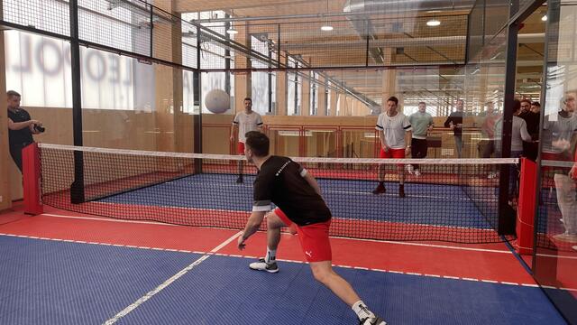 Padball kombiniert Elemente von Fußball, Tennis, Volleyball und Squash.  | Foto: Kathrin Klemm