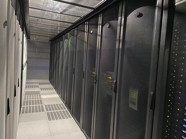 Unter der unscheinbar wirkenden Fassade des Rechenzentrums verbirgt sich ein Labyrinth aus lärmenden Serverräumen. | Foto: Luise Schmid
