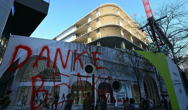 Seit einiger Zeit wird auf der Baustelle des Kaufhaus Lamarr nicht weitergearbeitet. Die Insolvenz der KaDeWe-Gruppe schafft jetzt neue Fakten. | Foto: HELMUT FOHRINGER / APA / picturedesk.com