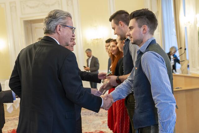 LH Drexler gratulierte den erfolgreichen Nachwuchsfachkräften. | Foto: Land Steiermark / Binder