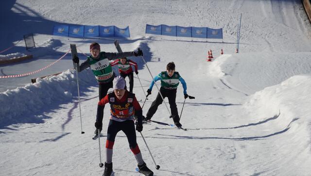 Auf einer Langlaufstrecke im Schanzenauslauf traten jeweils sechs Schülerinnen und Schüler in einem Lauf gegeinander an. | Foto: Johannes Brandner