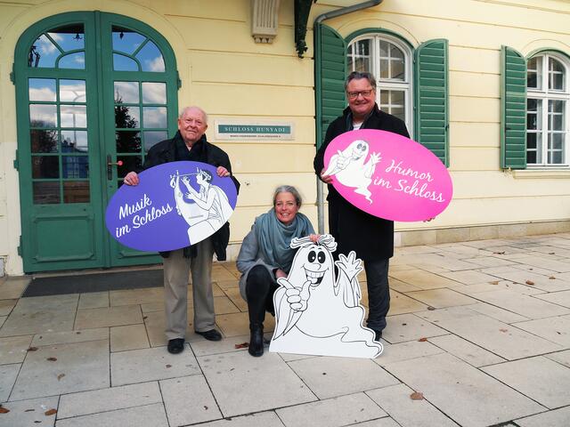 „Musik im Schlosss“-Intendant und Kulturgemeinderat Horst Kies, die Leiterin der Maria Enzersdorfer Kulturabteilung, Nadjeschda Morawec, und „Humor im Schloss“-Intendant Joesi Prokopetz (v.l) laden ein, sich schnell Tickets für die Sommerspiele Schloss Hunyadi 2024 zu sichern. | Foto: Marktgemeinde Maria Enzersdorf