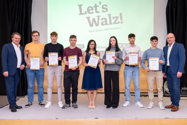 v.li.n.re.: WKNÖ-Präsident Wolfgang Ecker, Christian Hasenzagl, Lucas Zierlinger, Elias Sanchez Gutierrez, Angela Schober, Raya Schweiger, Konstantin Emre Türk, Raphael Gut und AK NÖ-Präsident Markus Wieser.



  | Foto: Andreas Kraus