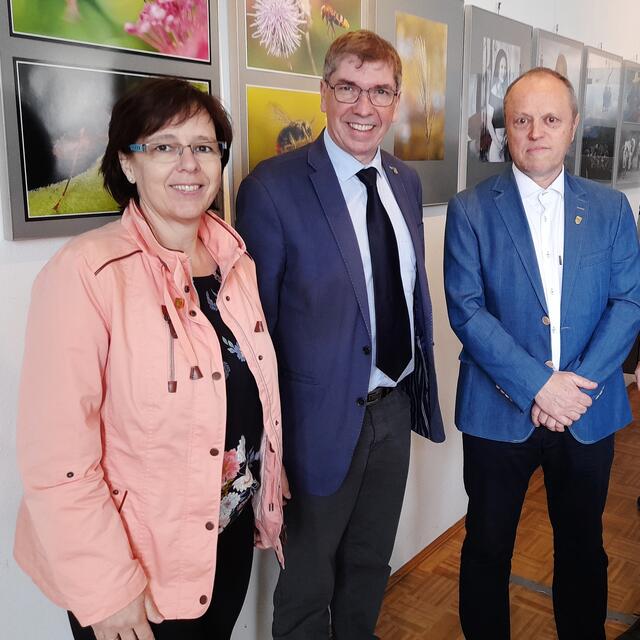 Franz Graßl (re), im Bild mit Bgm. Erich Gosch und Vzbgm. Christa Modl, hielt mit der Kamera Augenblicke in Feldkirchen fest. | Foto: privat