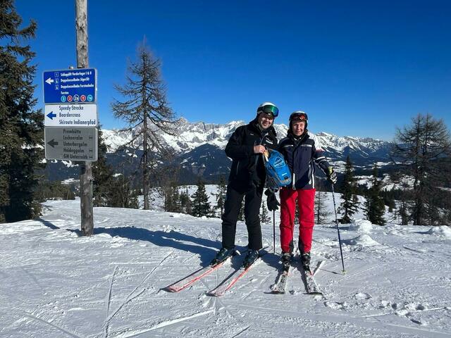 Geschäftsführer Daniel Berchthaller überreichte Karla Lobitz ein kleines Erinnerungsgeschenk an die schönen Skitage auf der Fageralm. | Foto: Reiteralm Bergbahnen
