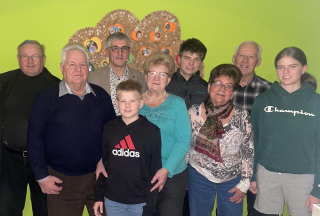 Foto v.l.n.r.: Bgm.a.D. Hubert Nöbauer – Seniorenbund, Jubilar Karl Wimmer, Bgm. Andreas Pichler, Martin Wimmer – Enkel, Jubilarin Gertrude Wimmer, Johannes Wimmer – Enkel, Helga Heidl und Johann Heidl – Seniorenbund, Maria Wimmer – Enkelin. | Foto: Marktgemeinde Lichtenau