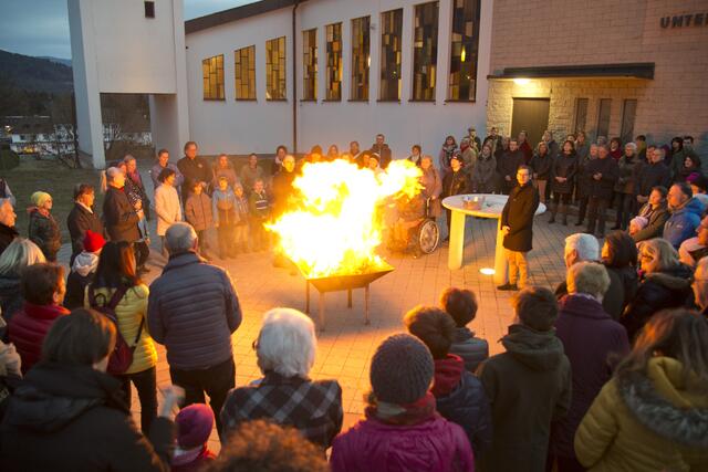 Im Rahmen der Aschermittwochliturgie werden wieder die alten Palmzweige verbrannt. | Foto: Horst