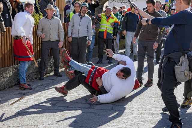 Das Wampelerreiten gehört in Axams zur "Fünften Jahreszeit Fasnacht in Axams" – zu sehen auf Servus TV! | Foto: Hassl