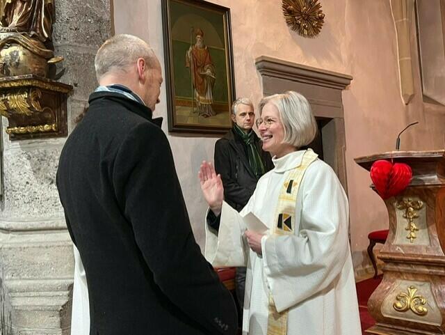 Leitende Pfarrseelsorgerin Barbara Hofwimmer bei der Segnung eines Paares zum Valentinstag 2023.  | Foto: Kath. Pfarre Vöcklabruck 