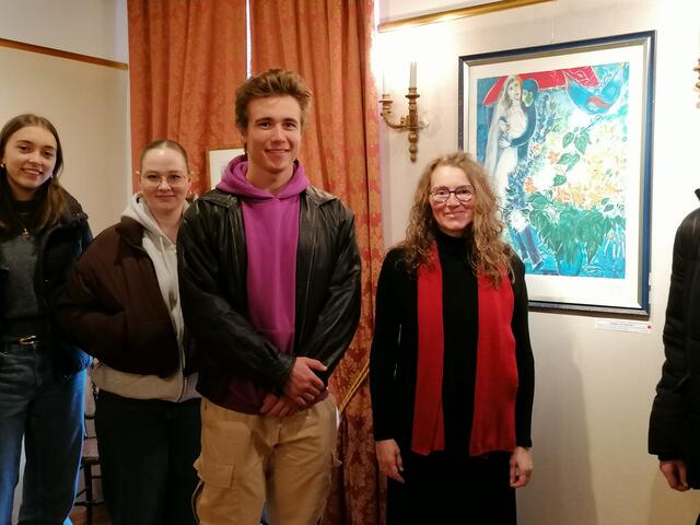 Eine etwas andere Französisch-Stunde gab's kürzlich für die Schülerinnen und Schüler der 7. Klasse Gym-Klasse. Ihre Lehrerin Professor Salletmayr (rechts) besuchte mit ihnen die Ausstellung "Marc Chagall – Lithografieen" in der Kunstgalerie Reich.  | Foto: Reich