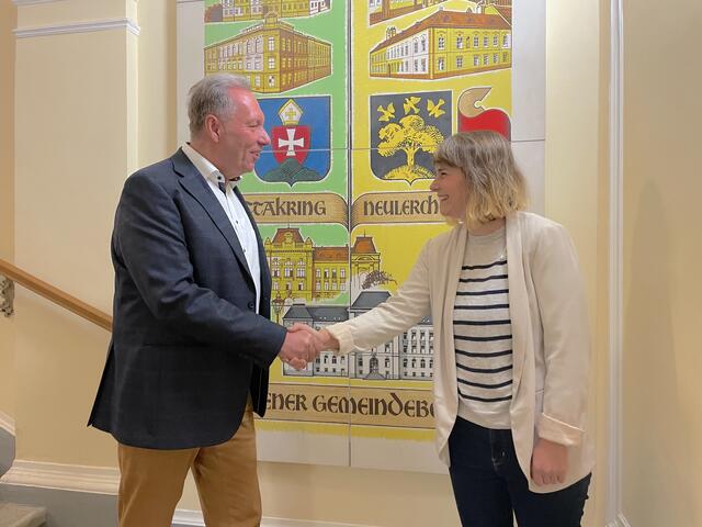 Für Ottakring: Franz Prokop übergibt an Stefanie Lamp. | Foto: Michael J. Payer