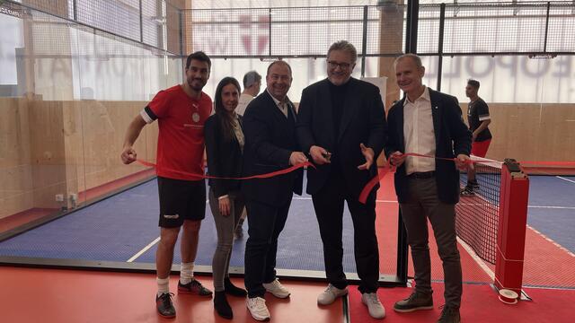 Bei der offiziellen Eröffnung des Padbol-Courts – den Gründer von Padbol Österreich György Garics (l.), Bezirksvorsteher Alexander Nikolai (M.) und Sportstadtrat Peter Hacker (2.v.r.). | Foto: Kathrin Klemm