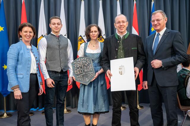 Leopold und Renate Ritt-Rammer aus Ried in der Riedmark nahmen die Erbhof-Auszeichnung entgegen. | Foto: Land OÖ/Peter Mayr