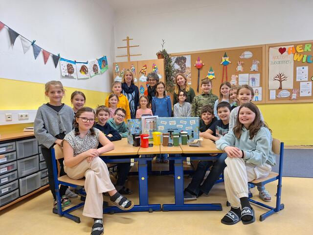 Auf dem Foto von links: Dir. Karina Hobecker, Abfallberaterin Silvia Thor und VS-Lehrerin Tanja Pönwalter mit den SchülerInnen der 1.-4. Klasse Volksschule Hirschbach | Foto: GV Gmünd