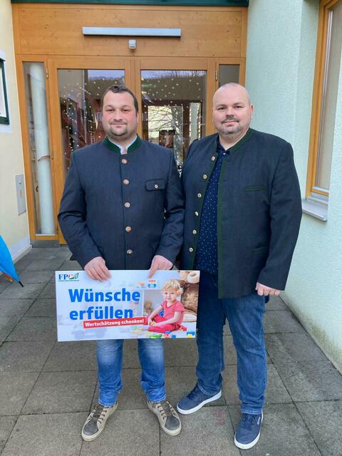Die freiheitlichen Gemeinderäte David Gruber (li.) und Florian Holzer übergaben ebenso einen 150-Euro-Gutschein an den Kindergarten Strallegg. | Foto: FPÖ Weiz