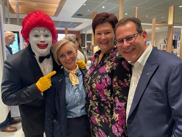St. Valentin
Von links: Ronald McDonald, Fililalleiterin Karin Gugarel, Barbara und Wolfgang Heindl (Franchisenehmer).  | Foto: BRS/Huber