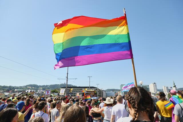 Die Stadt Linz präsentierte jetzt die Ergebnisse aus einer Befragung in der LGBTIQ*-Community.  | Foto: Hosi Linz/Markus Pichler-Scheder