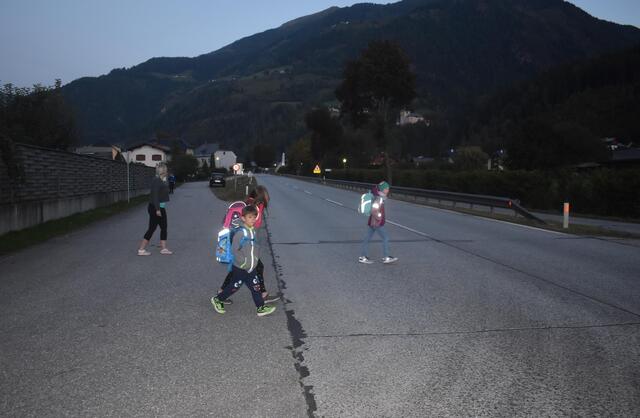 Ohne die Begleitung der Eltern stehen die Kinder oftmals bis zu zehn Minuten am Straßenrand, bis sie sich getrauen die B106 zu überqueren.  | Foto: Edith Lesnik