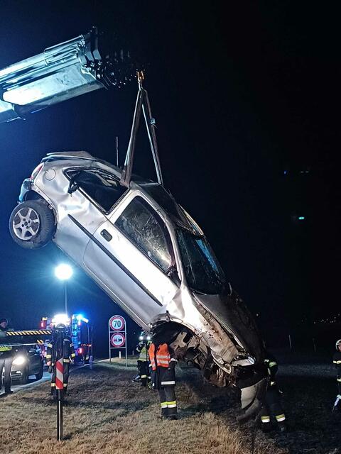Ein Auto überschlug sich bei einem Unfall auf der B16 zwischen Großhöflein und Wulkaprodersdorf.  | Foto: FF Großhöflein