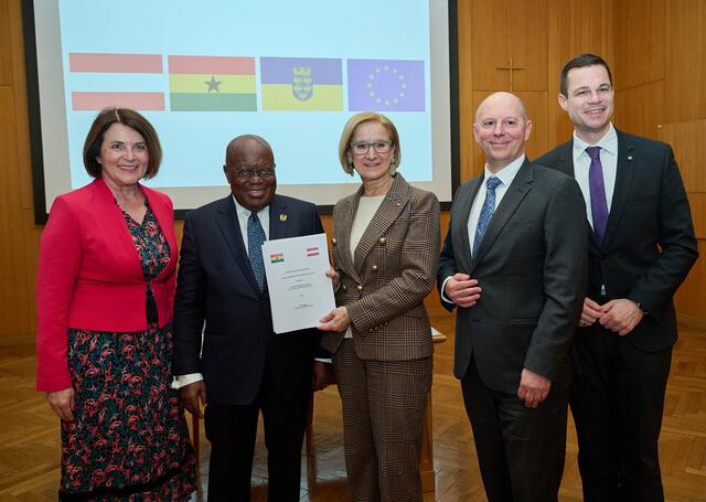 (v.l.) Franziska Olischer, Vizebürgermeisterin der Stadt Mödling, der Präsident von Ghana, Seine Exzellenz Nana Addo Dankwa Akufo-Addo, Landeshauptfrau Johanna Mikl-Leitner, Hannes Sauerzopf, Schuldirektor HTL Mödling, und der NÖ Bildungsdirektor Karl Fritthum. | Foto: NLK/Pfeiffer