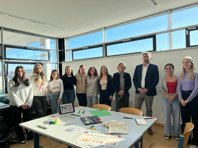 Schüler*innen der 3A, Mag. Monika Grabner-Fleischmann und Christoph Kritzinger beim Vorbereiten des nächsten Projektes  | Foto: Lara Hofbauer
