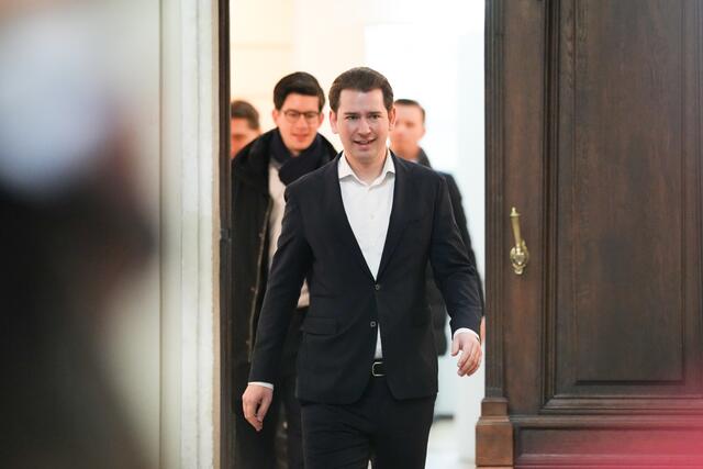 Ex-Kanzler Sebastian Kurz und sein früherer Kabinettschef beim Betreten des Gerichtsaals am 31. Jänner 2024.  | Foto:  EVA MANHART / APA / picturedesk.com