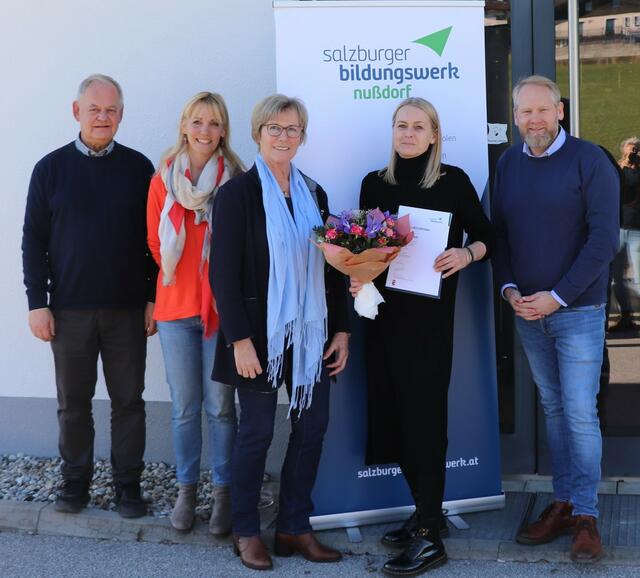 Von links: Vbgm. Peter Michalek, Bürgermeisterin Waltraud Brandstetter, Christine Winkler, Doris Gamisch (Bildungswerkleiterin) und Wolfgang Hitsch (Bildungswerk).

 | Foto: Salzburger Bildungswerk