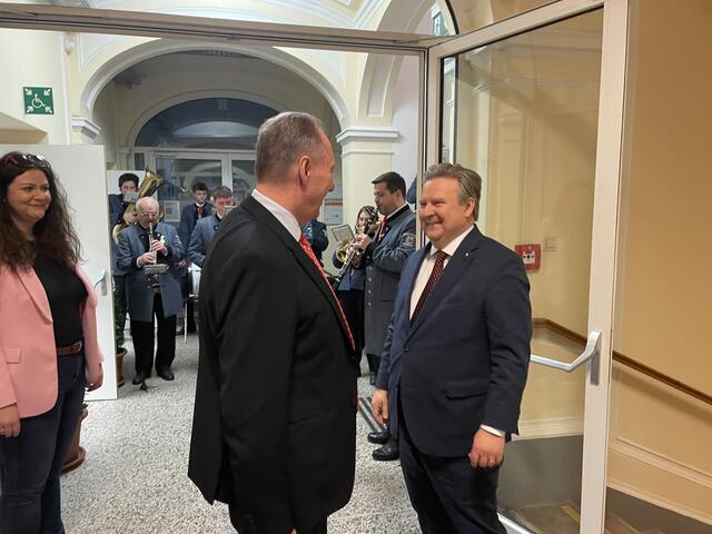 Franz Prokop (l.) begrüßt Bürgermeister Michael Ludwig.
