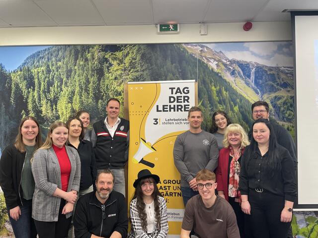 Das Team vom Fahnen-Gärtner: Eva Nindl, Lara Reichholf, Daniela Scharler, Cornelia Ronacher, Horst Stadler, Franz Brunner, Katharina Hable, Julian Kröll, Christian Lemberger, Vera Trost, Heidi Deutsch, Melanie Rattensperger und Lucas Meier | Foto: Magdalena Pfeffer