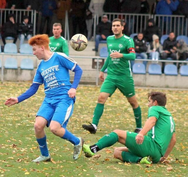 Im Vergleich zur Vorsaison plagen diesmal dem SV 7023 ZSP mit Philipp Kummer (re.) keine Abstiegssorgen - Rang 7 nach der 2. Liga Mitte-Hinrunde. Die neue aufgestellte Vereinsführung strebt jedoch eine Rangverbesserung an. Helfen sollen dabei die vier Neuzugänge.  | Foto: Oliver Frank