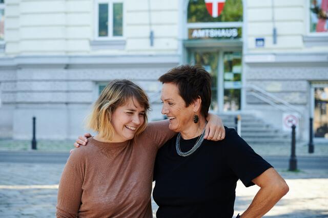 Bezirksvorsteherin Stefanie Lamp (l.) mit ihrer Stellvertreterin Eva Weißmann | Foto: BV16/Kurt Prinz