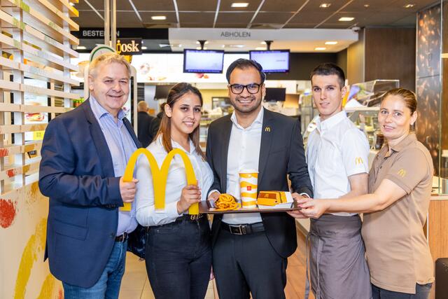 Latif Nabizada (Mitte) übernahm im Dezember 2023 das McDonald’s Restaurant in Enns von Franchisenehmer Karl Zollhuber (links) und gleichzeitig die Verantwortung für 50 Mitarbeiter:innen.  | Foto: McDonald’s Österreich