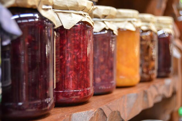 Auch für Säfte und Marmeladen gibt es Änderungen, beispielsweise müssen in einem Kilogramm Konfitüre künftig 450 Gramm Obst sein. | Foto: Pixabay