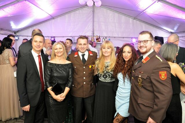 Volles Haus beim Feuerwehrball: Landtagspräsident Robert Hergovich mit Gattin Silvia, Bürgermeister Ivan Grujic, Vizebürgermeistern Karin Vukman-Artner, Sophia Nemeth und Kommandant-Stellvertreter Georg Klikovits. | Foto: FF Zagersdorf