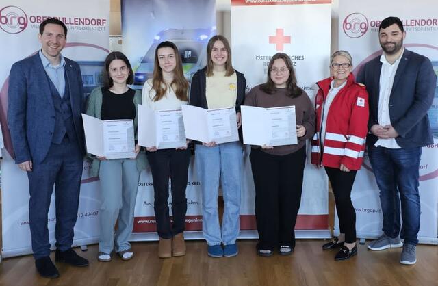 Direktor Markus Neuhold, Paulina Reumann, Mia Tritremmel, Clara Buchinger, Nina Böhm, RK-Vizepräsidentin Angela Pekovics und Zweigleiter Benjamin Skolik
 | Foto: BRG OP