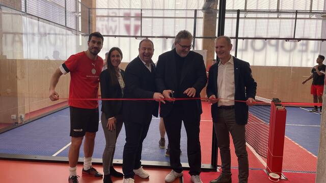 Bei der offiziellen Eröffnung des Padbol-Courts – den Gründer von Padbol Österreich György Garics (l.), Bezirksvorsteher Alexander Nikolai (M.) und Sportstadtrat Peter Hacker (2.v.r.). | Foto: Kathrin Klemm