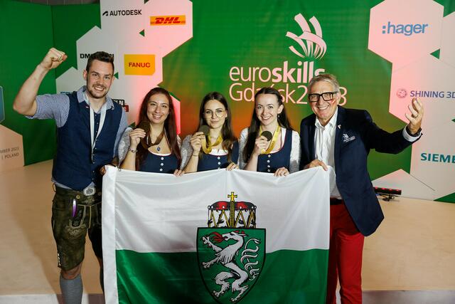 Jürgen Perhofer, Denise Gringl, Lara Tynnauer und Anna Maria Theurl jubelten mit Josef Herk (v.l.) über steirische Medaillen bei den EuroSkills. | Foto: SkillsAustria/Florian Wieser
