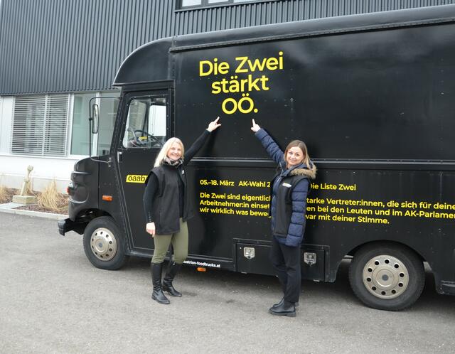 Bezirksspitzenkandidatin Nicole Hazod (r.) und ÖAAB-Bezirksobfrau Landtagsabgeordnete Gertraud Scheiblberger präsentieren im Rahmen einer Bezirkstour mit den beiden Landesspitzenkandidaten Pöttinger und Lumetsberger das Wahlprogramm von „Die Zwei. ÖAAB-FCG“. | Foto: Gierlinger/ÖAAB