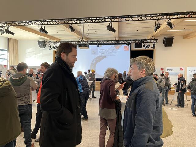 Besucher aus dem ganzen Bezirk waren vor Ort, auch Holzgaus Bürgermeister Florian Klotz (li) war gekommen. | Foto: Reichel