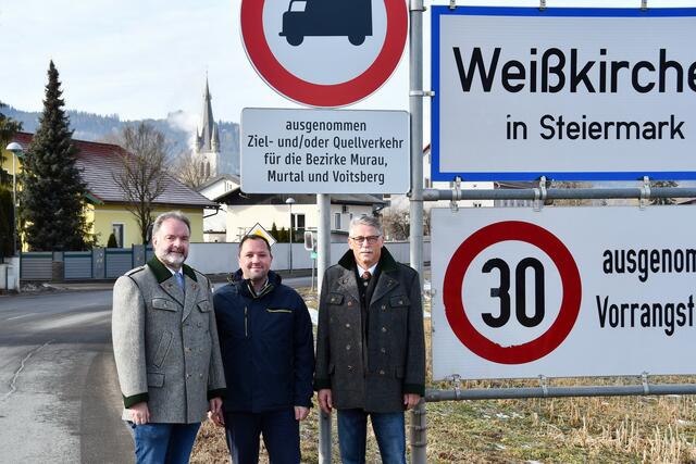 Bgm. Ewald Peer, Vzbgm. Markus Tafeit und GR Gerhard Feier vor den neuen Schildern.  | Foto: Freigassner