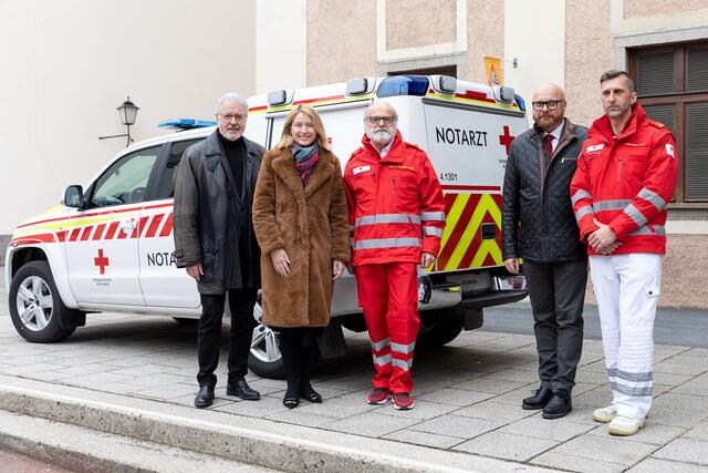 Walter Aichinger, Präsident Rotes Kreuz OÖ, Landeshauptmann-Stellvertreterin Christine Haberlander, Notfallsanitäter Kurt Radler-Wöss, Jens Meier, Chefarzt Rotes Kreuz OÖ und Rainer Kirchstorfer, Stützpunktleiter NEF Linz. | Foto: Land OÖ/Margot Haag