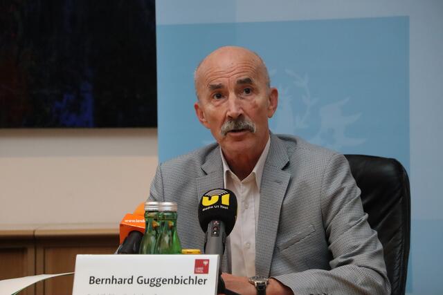 Geschäftsführer des Krankenhauses St. Vinzenz in Zams, Bernhard Giggenbichler, erklärt die Wichtigkeit und Funktionen der Kurzzeit- und Schwerpunktpflegebetten. | Foto: Elisabeth Mederle