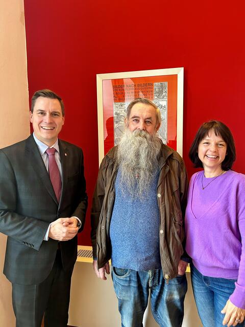 Bürgermeister Christoph Kaufmann mit Künstler Leopold Strobl und Nina Katschnig, Leiterin der galerie gugging. | Foto: Stadtgemeinde Klosterneuburg