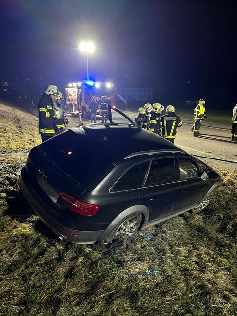 Das Auto kam beschädigt in einer Feldeinfahrt zum Stillstand.