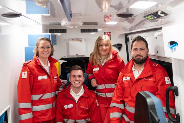 Katharina Reisinger und Klemens Lindner haben Notfallkompetenzen für venösen Zugang und Infusion erlangt. Am Bild: Christina Wahl, Klemens Lindner, Katharina Reisinger, Mario Rauch (v.l.n.r.) | Foto: RK NÖ/Lukas Lehofer